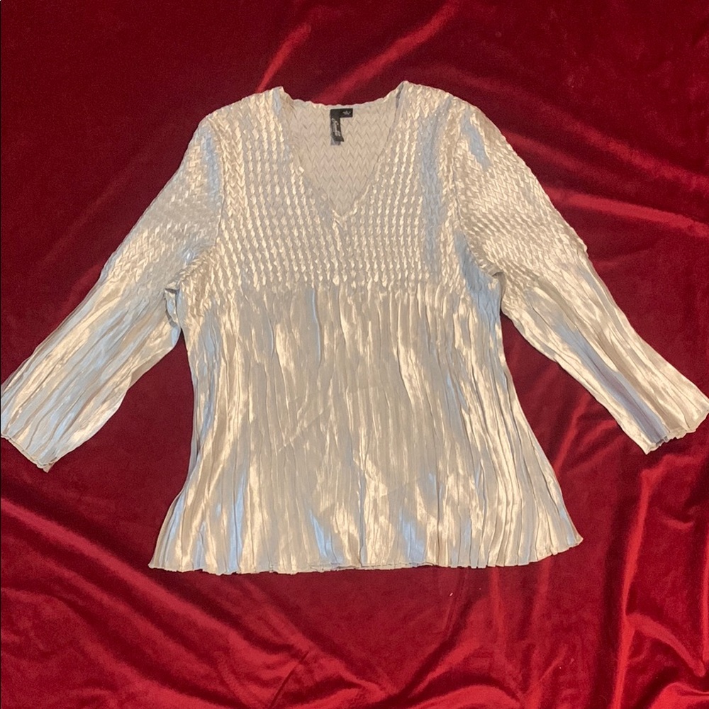 Essentials by Milano Metallic Silver “Silk” Pleated Crinkle V Neck Top Sz Large